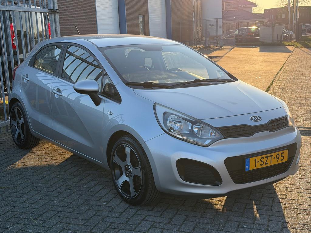 Kia Rio 1.4 CVVT Comfort Pack 109PK 5 DEURS! AIRCO l 17'LMV, Auto's, Kia, Voorwielaandrijving, Euro 5, Zwart, 1396 cc