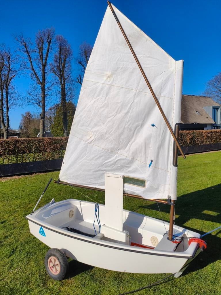 Optimist Far East zeilboot met strandtrailer, Watersport en Boten, Ophalen, Geen motor, Gebruikt, Optimist