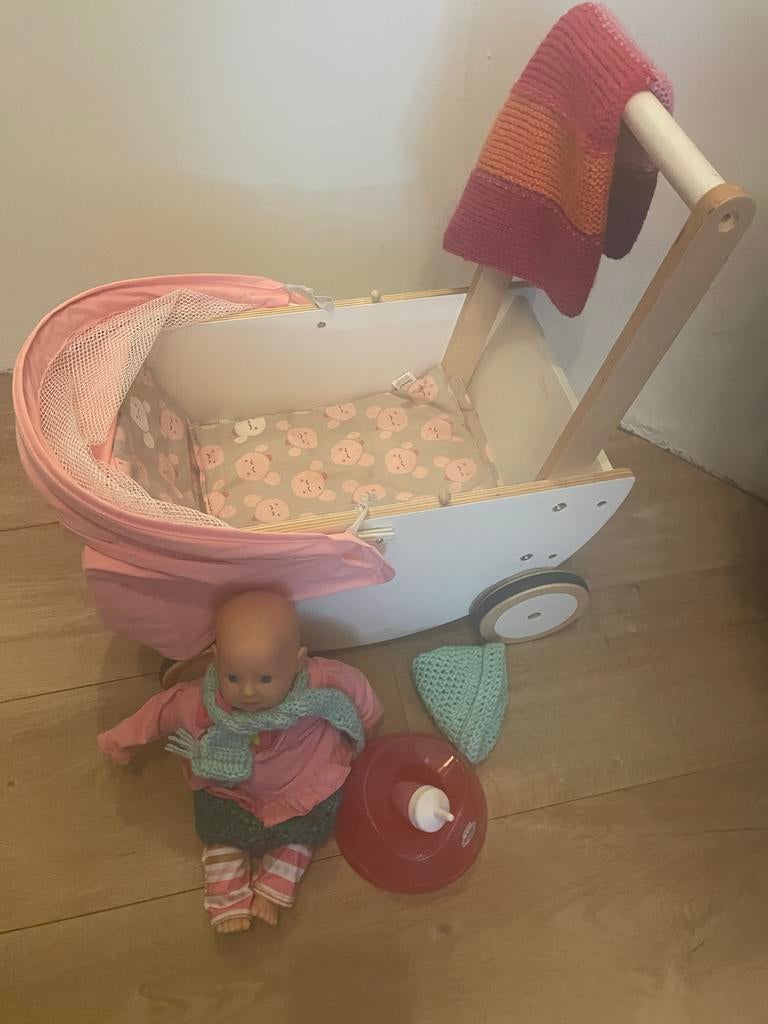 Houten poppenwagen met kap en accessoires, Ophalen of Verzenden, Zo goed als nieuw, Babypop