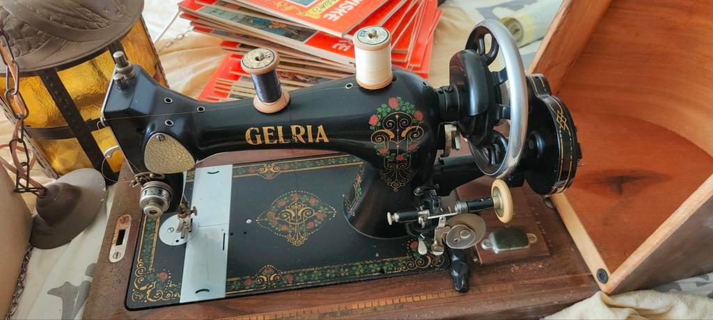 Zeer mooie antieke naaimachine in koffier, Ophalen of Verzenden