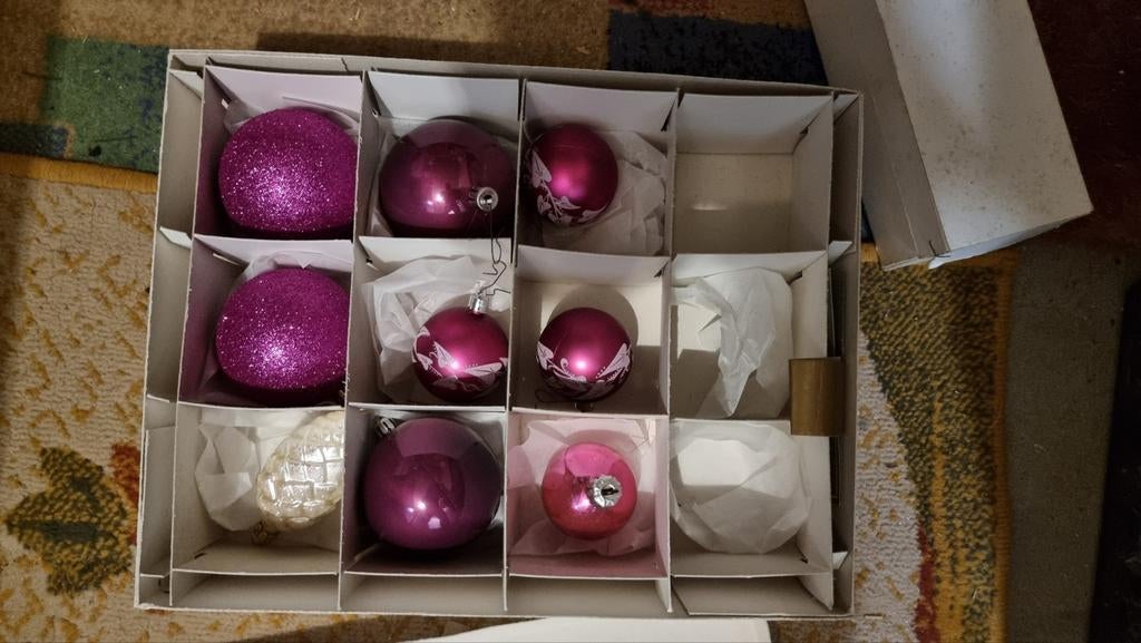 VELE KERSTBALLEN MODERNE  NIEUWSTAAT  EN PIEKEN DIV.KLEUREN, Diversen, Kerst, Ophalen, Nieuw