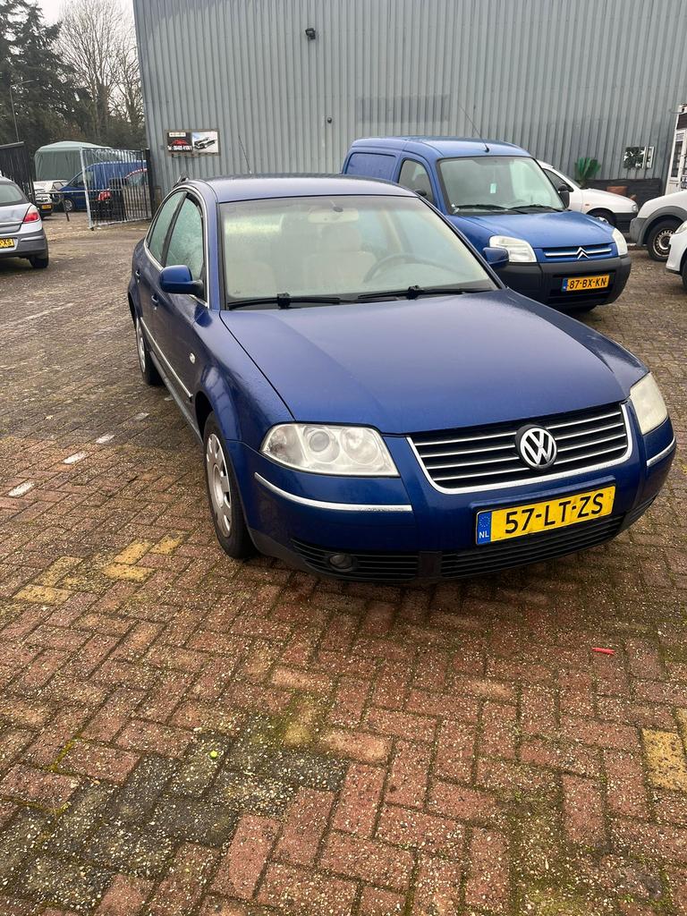 Volkswagen Passat 1.6 75KW 2003 BlauwGas/Benzine, Auto's, 4 cilinders, Blauw, 1317 kg, Sedan