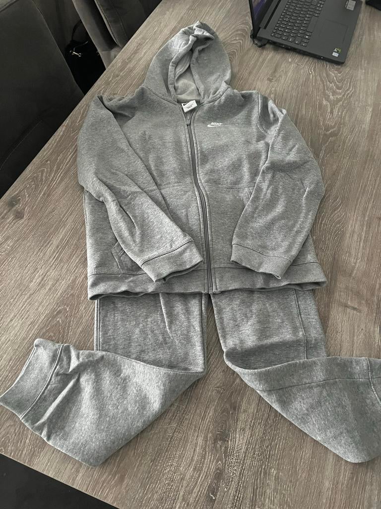 Nike trainingspakje maat 152/158 - Nieuw (alleen uitgewassen, Kinderen en Baby's, Kinderkleding | Maat 152, Ophalen, Nieuw, Jongen of Meisje