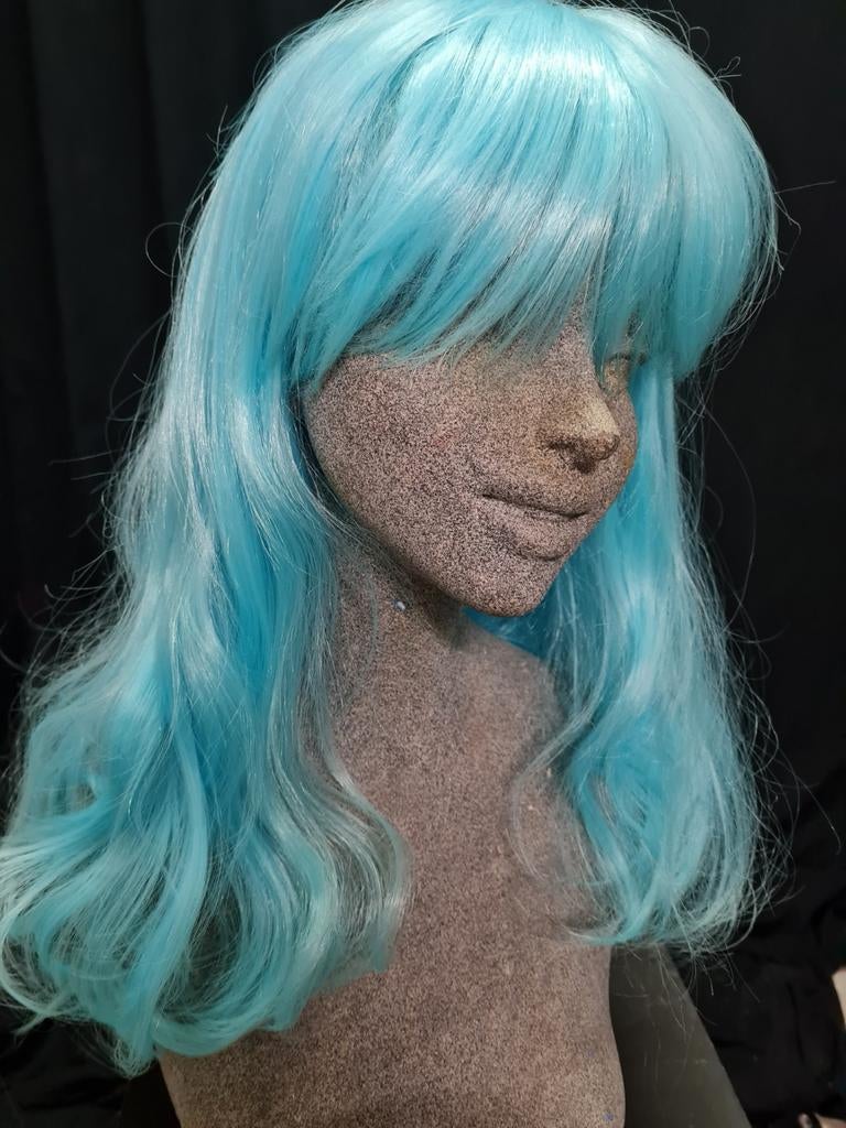 Lichtblauwe pruik met lang haar en pony, Ophalen of Verzenden, Zo goed als nieuw