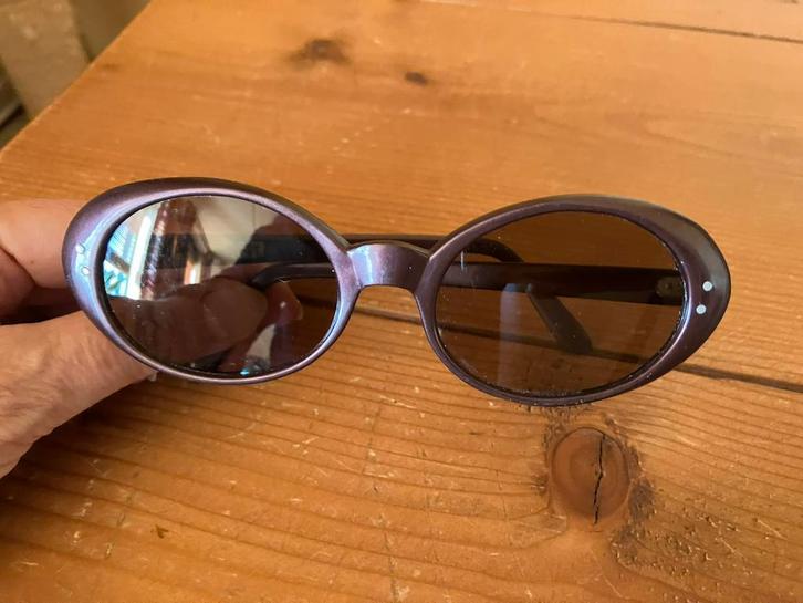 Vintage zonnebril, aubergine kleur, Sieraden, Tassen en Uiterlijk, Zonnebrillen en Brillen | Dames, Zo goed als nieuw, Overige merken