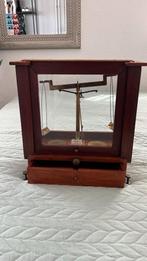 Antieke weegschaal Beckers sons Rotterdam in vitrinekast, Ophalen