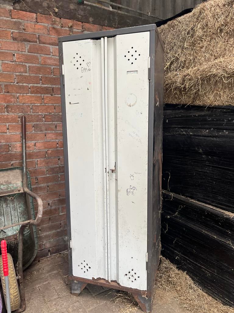 Robuuste ijzeren kast - opknapper, Ophalen, Gebruikt