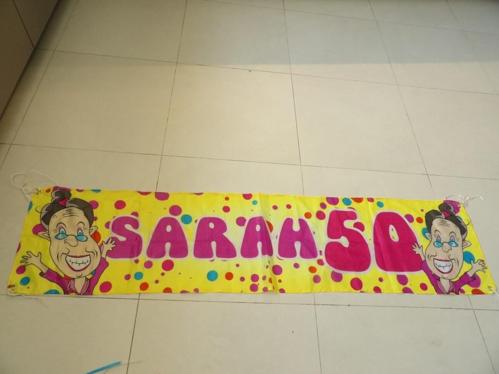 SARAH 50 jaar vlag rose met geel, Hobby en Vrije tijd, Feestartikelen, Ophalen of Verzenden, Zo goed als nieuw, Versiering, Abraham of Sarah