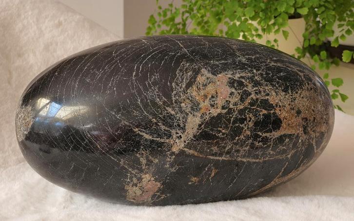 14 Kg! Biotiet met Toermalijn Prachtige Shiva Lingam  XXXL, Verzamelen, Mineralen en Fossielen, Mineraal, Verzenden