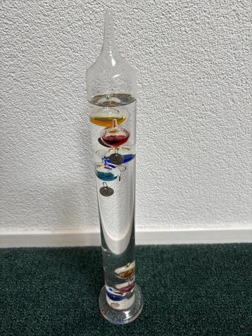 binnen thermometer met zwevende gekleurde bolletjes beschikbaar voor biedingen