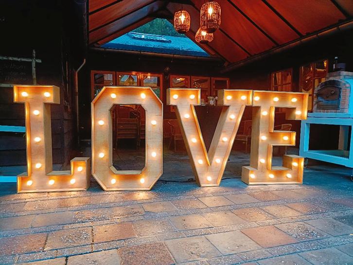 XXL letters LOVE huren eyecatcher voor bruiloft en feest €75, Hobby en Vrije tijd, Feestartikelen | Verhuur, Nieuw, Geboorte of Huwelijk