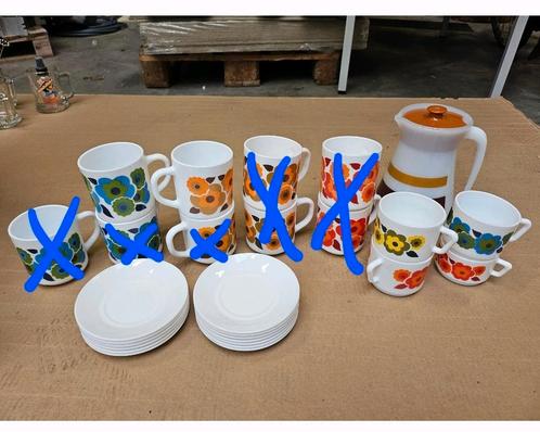 Verzameling vintage arcopal servies en theeglazen, Huis en Inrichting, Keuken | Servies, Kop(pen) en/of Schotel(s), Overige stijlen