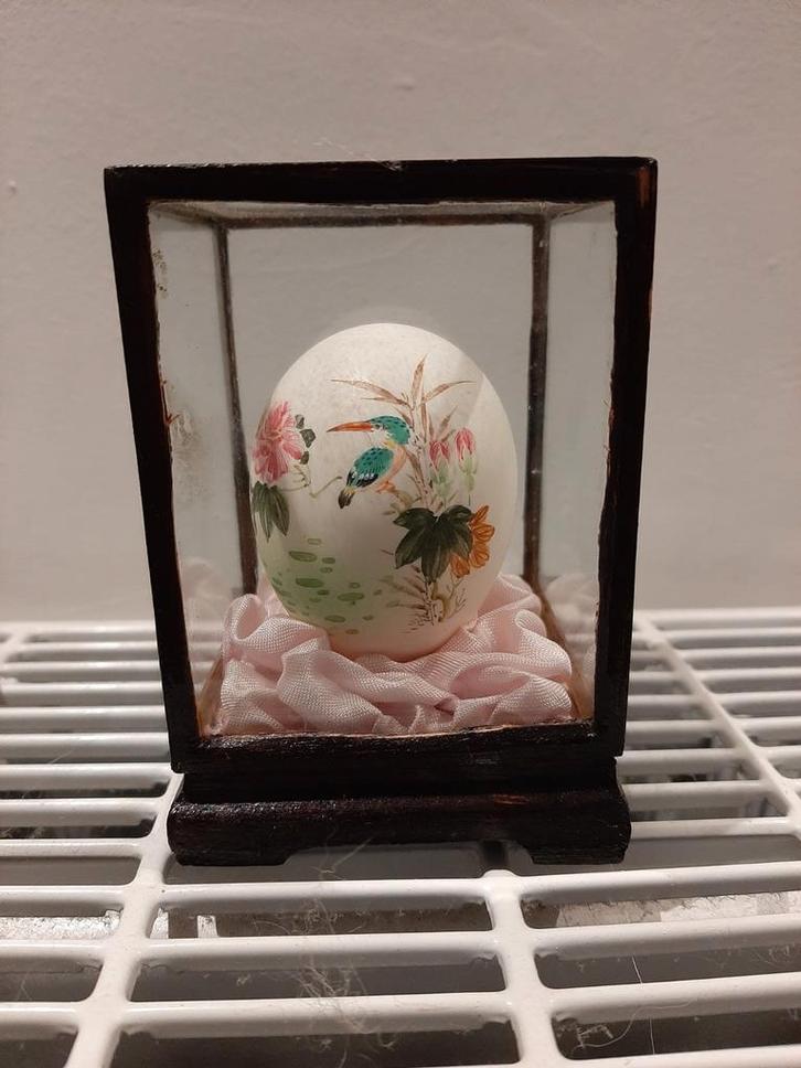 Antiek ei in vitrine met vogelmotief, Antiek en Kunst, Antiek | Woonaccessoires, Ophalen of Verzenden