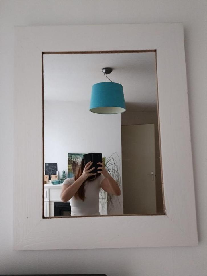 Grote witte houten spiegel – stijlvol en tijdloos design, Huis en Inrichting, Woonaccessoires | Spiegels, Zo goed als nieuw, 75 tot 100 cm