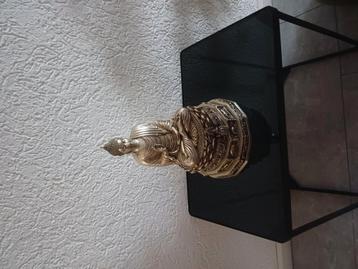 Zitten  boeddha op hoge lotus troon vitara mudra beschikbaar voor biedingen