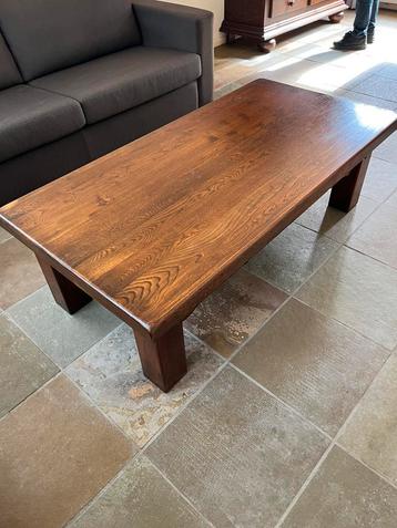 Massieve salontafel beschikbaar voor biedingen