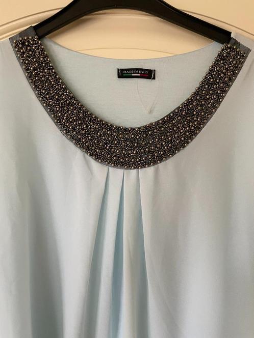 Nieuw! Lichtblauw bloesje met grijze kraaltjes hals, mt M-L, Kleding | Dames, Blouses en Tunieken, Nieuw, Maat 38/40 (M), Blauw