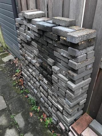 Gratis Grijze Straatstenen (L200 x B80 x H50) (ca. 2 m2) beschikbaar voor biedingen
