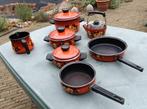 Vintage jaren 1970 geëmailleerd 7-delig pannenset oranje, Huis en Inrichting, Keuken | Potten en Pannen, Ophalen of Verzenden