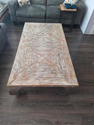 Mooie, robuuste salontafel met een landelijke uitstraling. beschikbaar voor biedingen