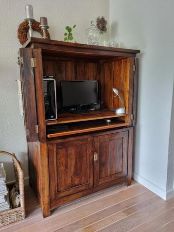 koloniale kast beschikbaar voor biedingen