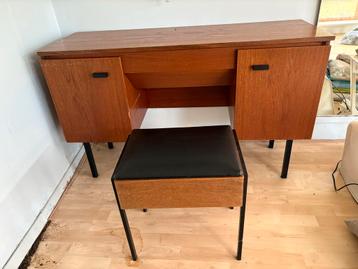 Vintage Aristo Naaitafel met Krukje beschikbaar voor biedingen