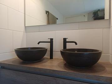 Twee waskommen, met evt gratis kranten beschikbaar voor biedingen