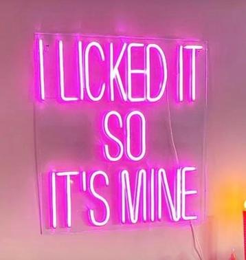 Roze Neon Wandlamp met Tekst - Zo Goed Als Nieuw! beschikbaar voor biedingen