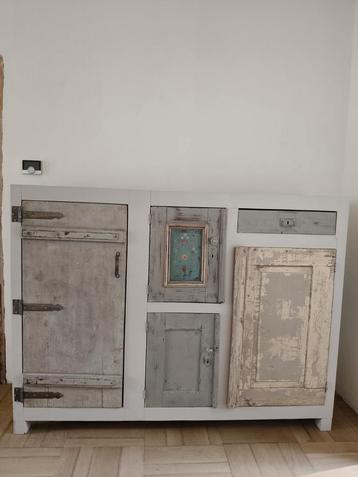 Unieke kast met deurtjes h135xd49xb180 beschikbaar voor biedingen