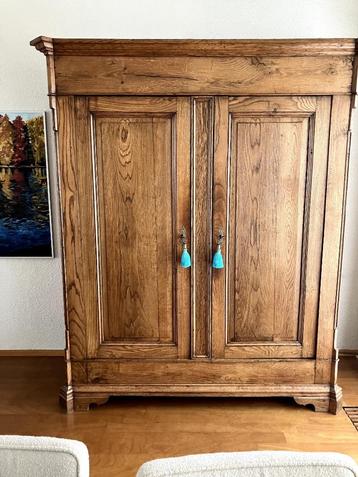 Antieke Boeren kast 170cm breed, 205cm hoog en 65cm diep beschikbaar voor biedingen