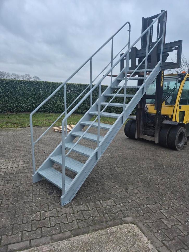 Nette Stalen Trap vloerhoogte 230 cm Trap Staal Metaal ijzer, Doe-het-zelf en Verbouw, Werkbanken, Gebruikt, 70 tot 120 cm, Ophalen of Verzenden