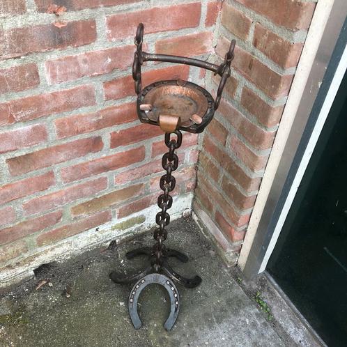 Retro gietijzeren staande asbak hoefijzers, Verzamelen, Rookartikelen, Aanstekers en Luciferdoosjes, Zo goed als nieuw, Asbak