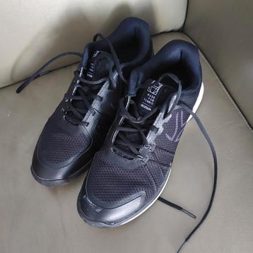 Decathlon tennis schoenen beschikbaar voor biedingen