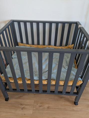 Grijze box van prenatal beschikbaar voor biedingen