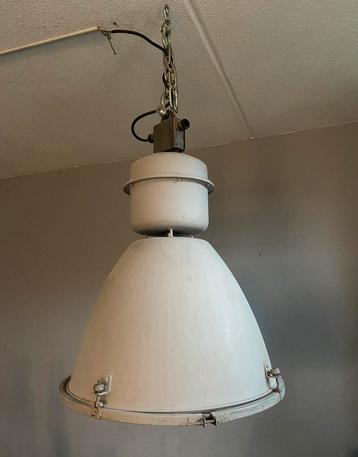 Industriële hanglamp beschikbaar voor biedingen