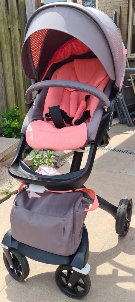 Stokke V5 athleisure coral/grey, Kinderen en Baby's, Kinderwagens en Combinaties, Zo goed als nieuw, Combiwagen, Overige merken