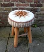 Houten krukje met gehaakte zitting in beige tinten, Ophalen of Verzenden, Zo goed als nieuw, Hout