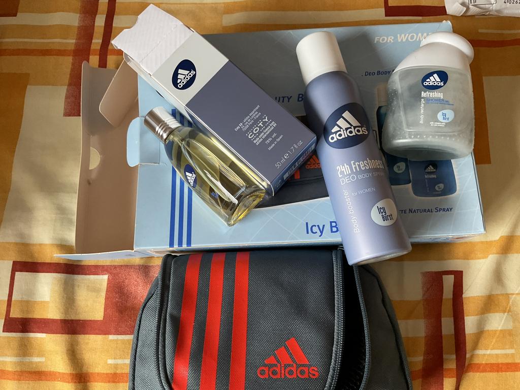 Nieuwe geschenkset Adidas Woman.  Icy Burst, Ophalen of Verzenden, Nieuw, Deodorant of Bodyspray