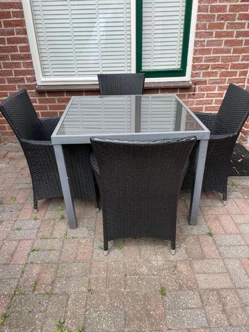 tuintafel met stoelen beschikbaar voor biedingen