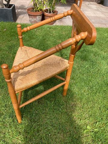 Te koop: antiek houten stoeltje beschikbaar voor biedingen