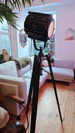 Vintage Theaterlamp op Driepoot (Tripod lamp), Huis en Inrichting, Lampen | Vloerlampen, Ophalen, Nieuw, Metaal, 150 tot 200 cm