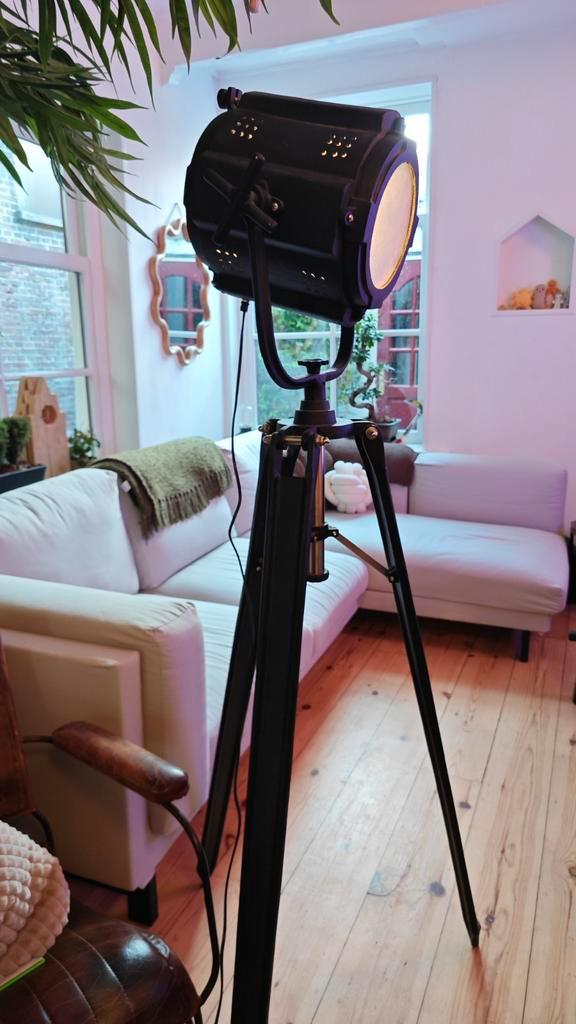 Vintage Theaterlamp op Driepoot (Tripod lamp), Huis en Inrichting, Lampen | Vloerlampen, Nieuw, 150 tot 200 cm, Metaal, Ophalen