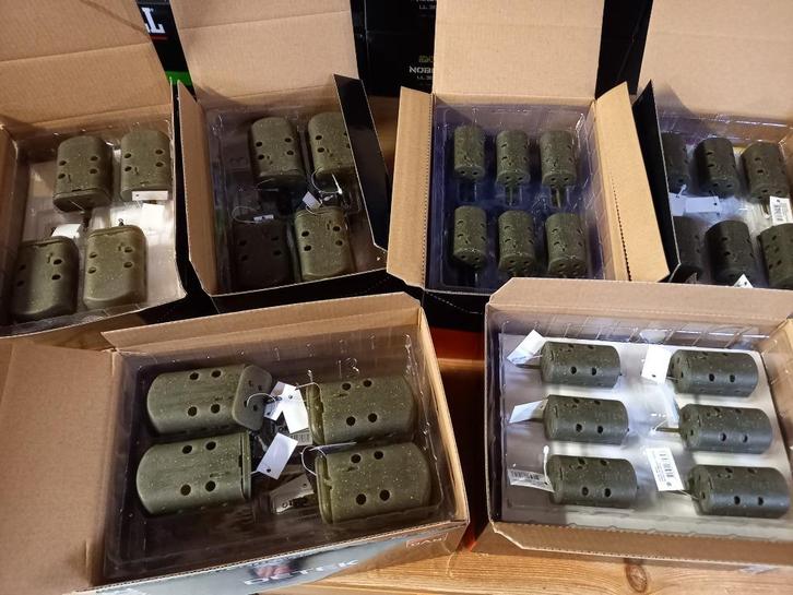 MAGGOT FEEDERS (maden korven) display-dozen....1+1 GRATIS!, Watersport en Boten, Hengelsport | Witvissen, Nieuw, Overige typen