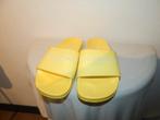 Kurt Geiger slippers geel witte merk druk bovenkant 38, Slippers, Kurt geiger, Verzenden, Geel