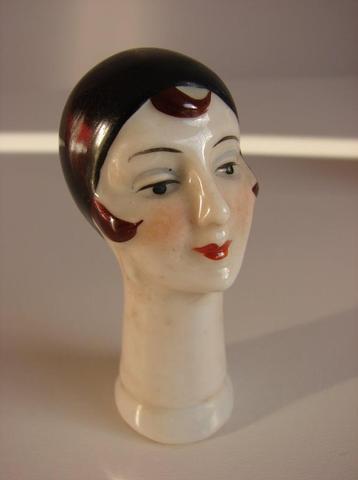 Art deco flapper girl hoofdje in porselein beschikbaar voor biedingen