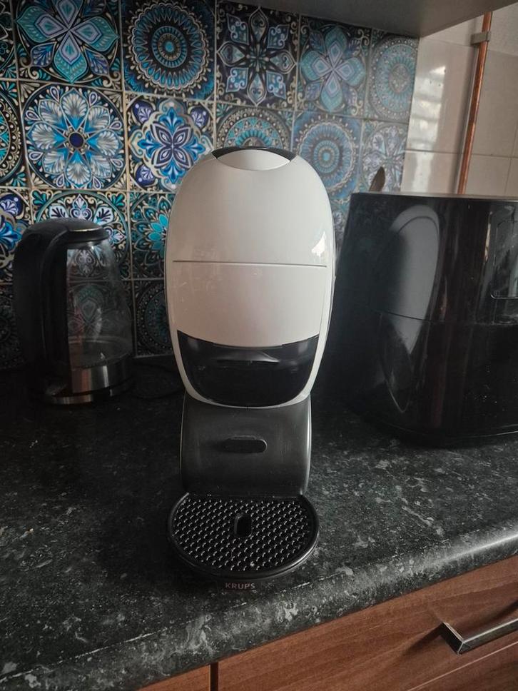 Dolce gusto NEO latte wit, Witgoed en Apparatuur, Koffiezetapparaten, Zo goed als nieuw, Koffiepads en cups, Koffiemachine, 4 tot 10 kopjes
