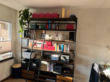 Open Kast met Houten Planken en Metalen Frame beschikbaar voor biedingen