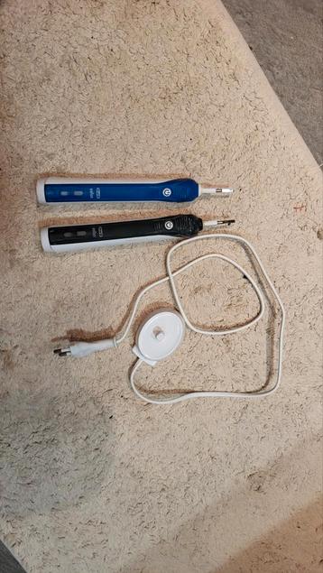 2 stuks elektrische tandenborstel Oral B  beschikbaar voor biedingen