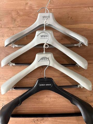4 x Armani kledinghangers in pruma staat beschikbaar voor biedingen