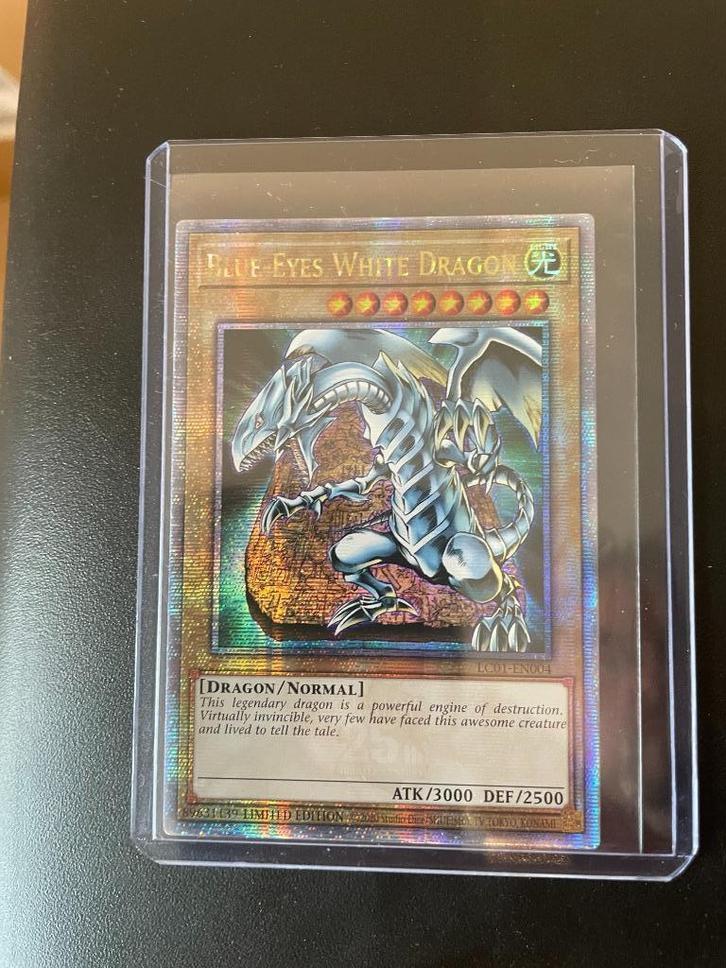 Blue-Eyes White Dragon (V.2 - Quarter Century Secret Rare), Hobby en Vrije tijd, Verzamelkaartspellen | Yu-gi-Oh!, Zo goed als nieuw